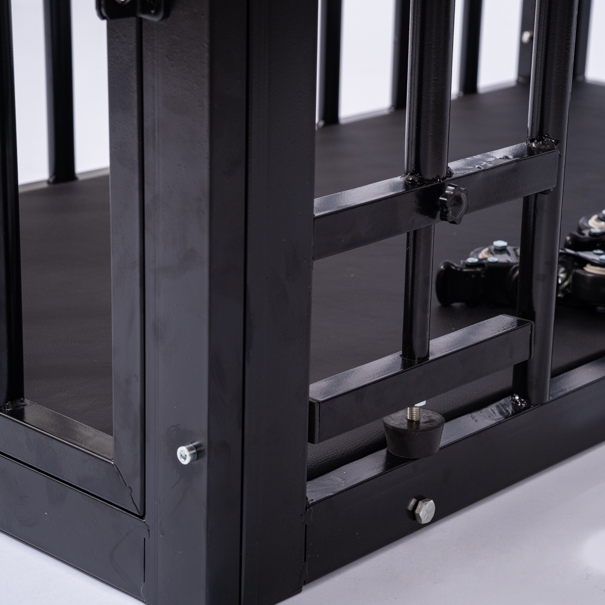 Internal support structure of the SM6908 bondage cage