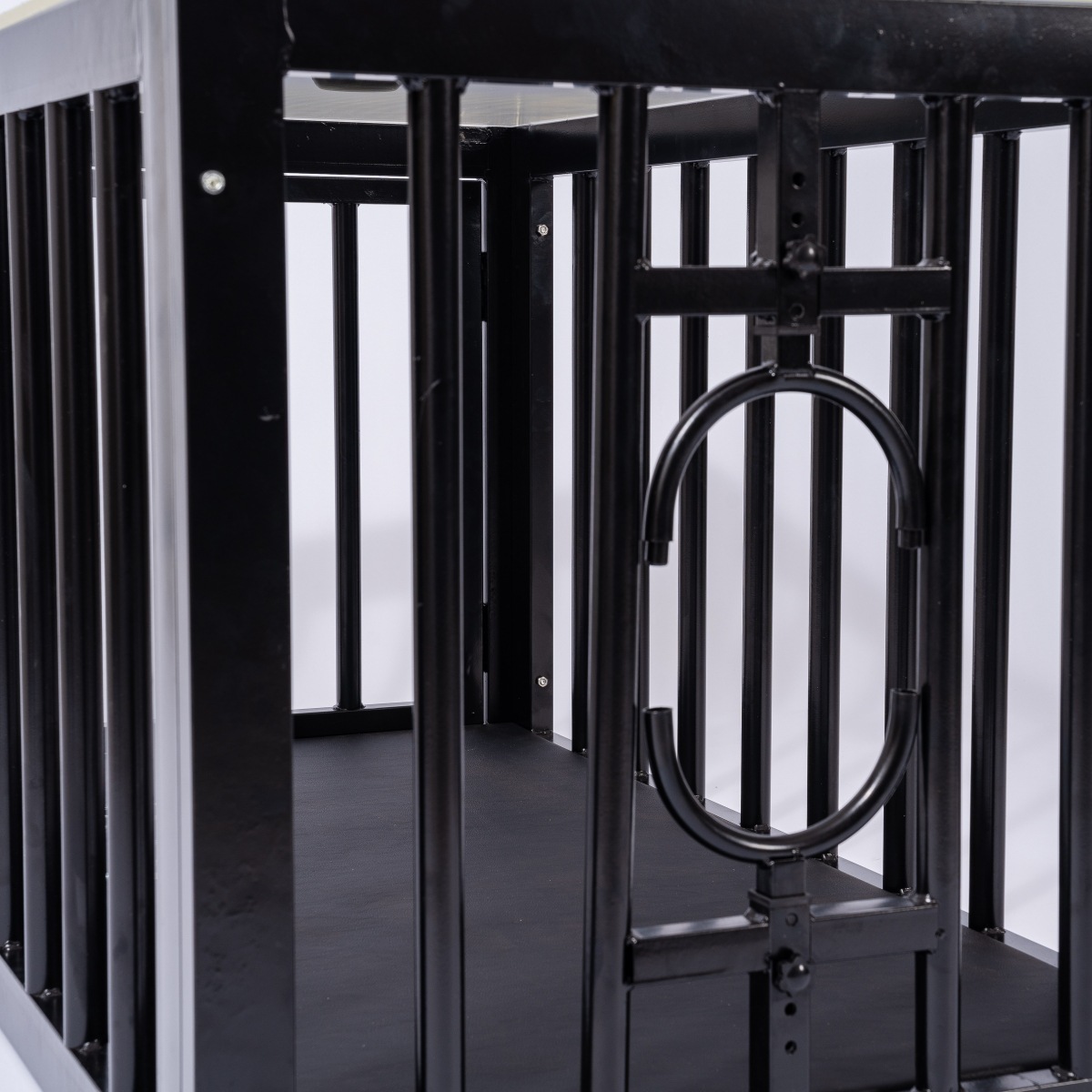 The integrated locking gate of the PLEASUREMO SM6908 metal cage